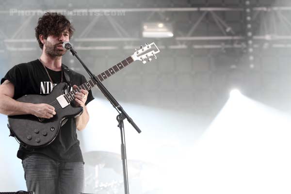 FOALS - 2010-08-27 - SAINT CLOUD - Domaine National - Scene de la Cascade - Yannis Philippakis